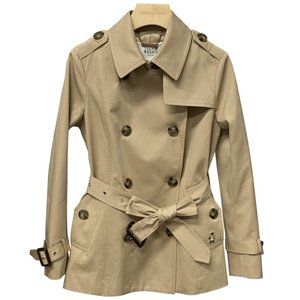 Short windbreaker for women